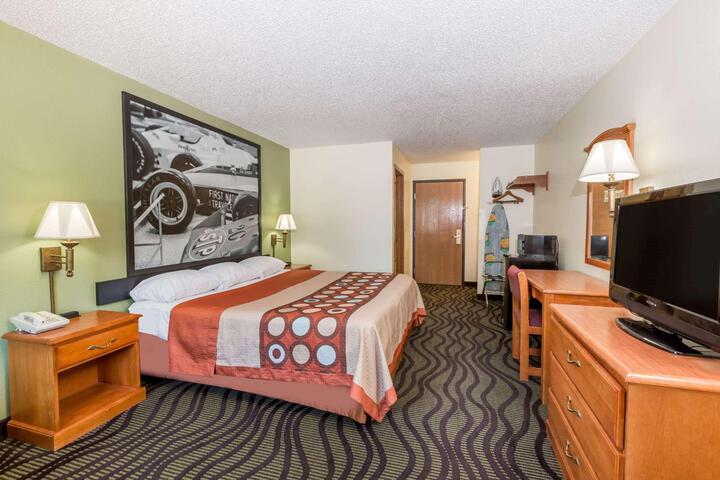 1 King Bed Efficiency Room (1 of 9)