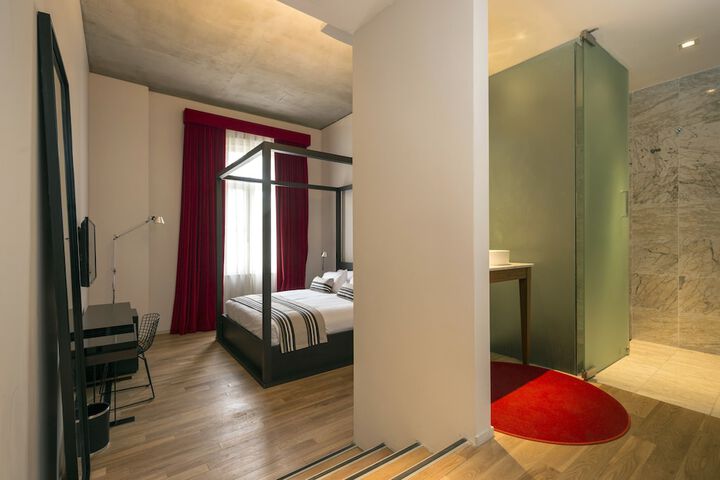 Room 10 of 136