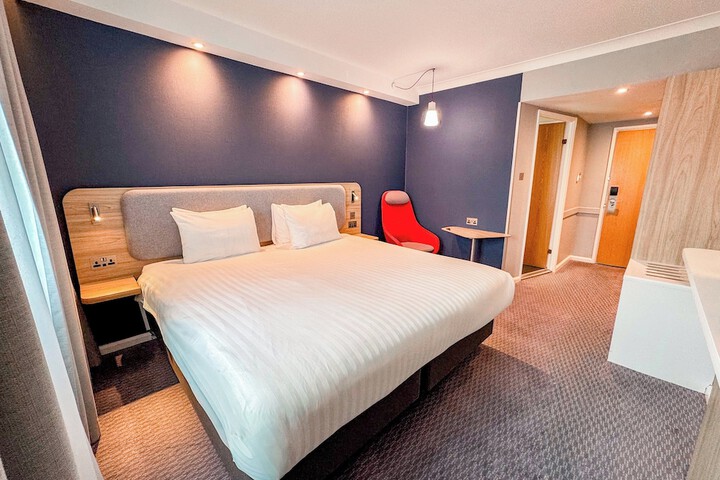Room 8 of 80