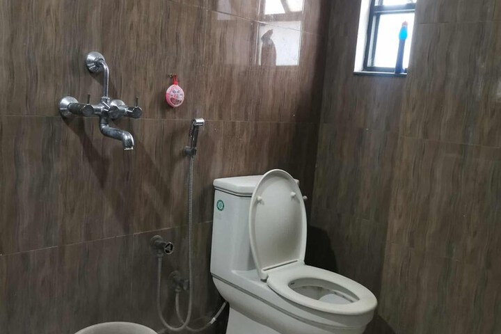 Room 33 of 46
