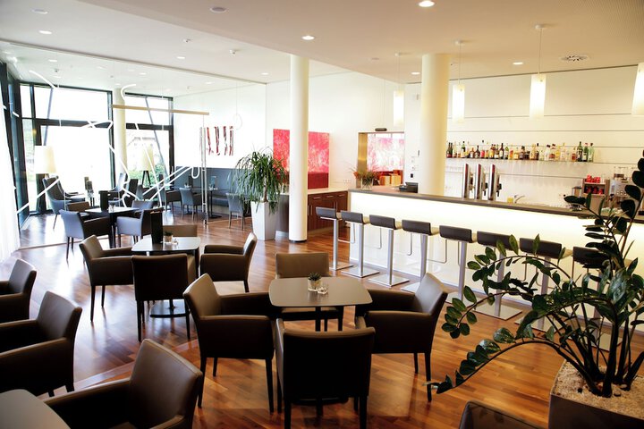 Lounge 27 of 31