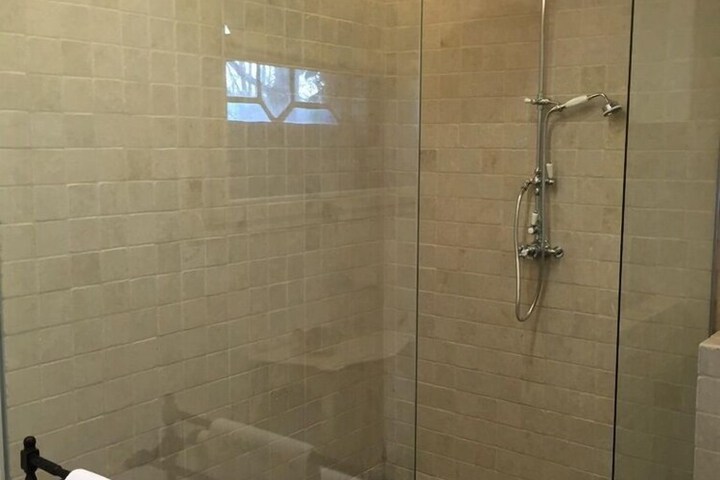 Room 11 of 32