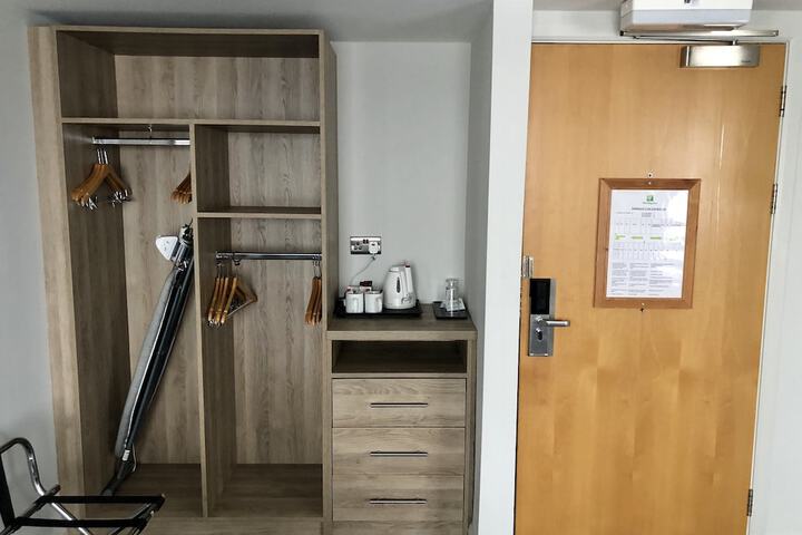 Room 27 of 210