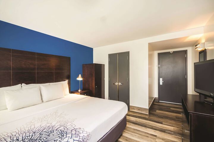 1 King Bed (8 of 12)