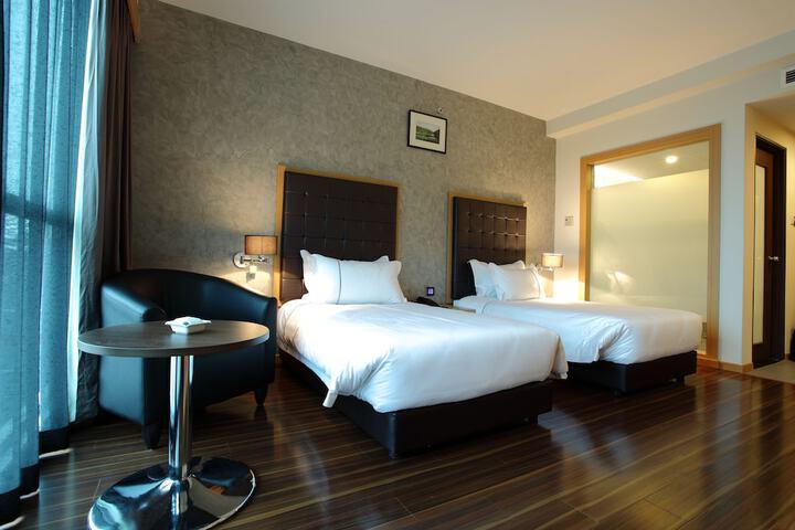 Room 6 of 48