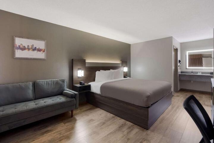 1 King Bed (1 of 17)