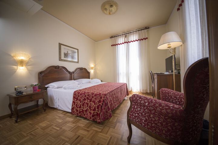Room 4 of 73
