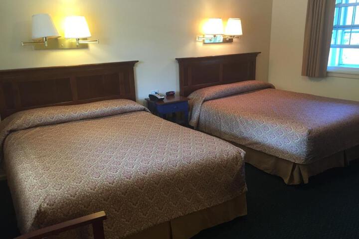 1 Queen Bed (6 of 9)