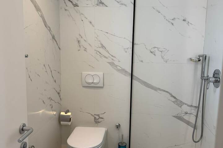 Room 160 of 207