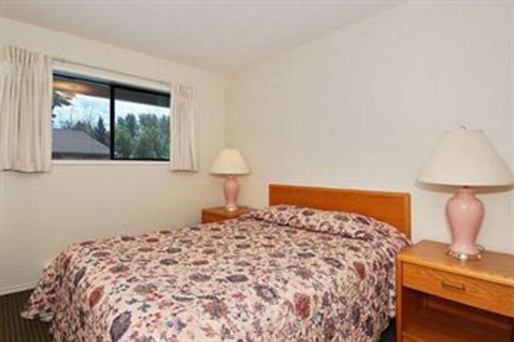 Room 4 of 8