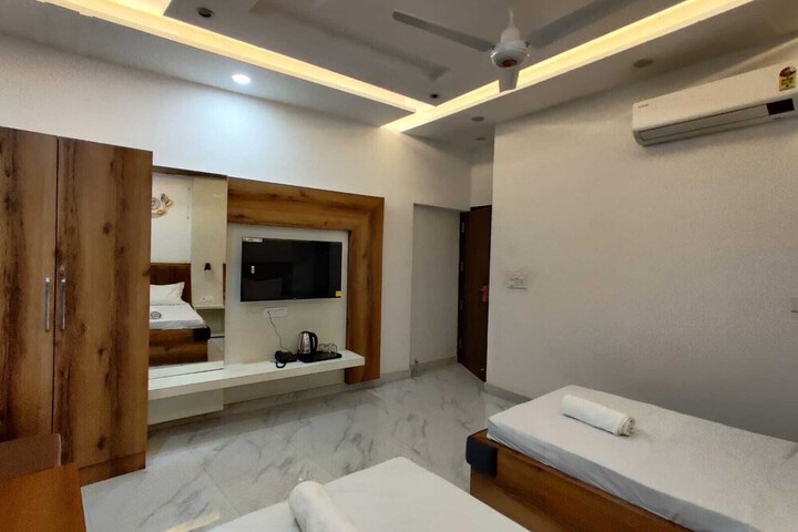 Room 3 of 16