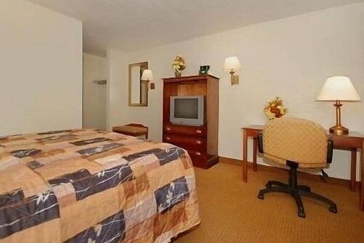 1 Queen Bed (12 of 17)