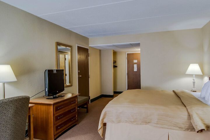 Queen Bed Accessible (3 of 5)