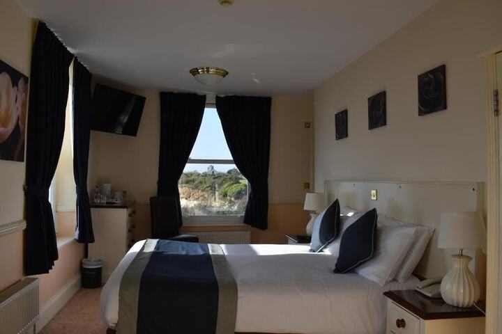 Room 3 of 28