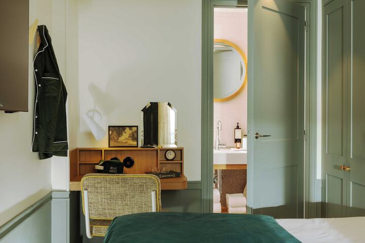 Room 30 of 47