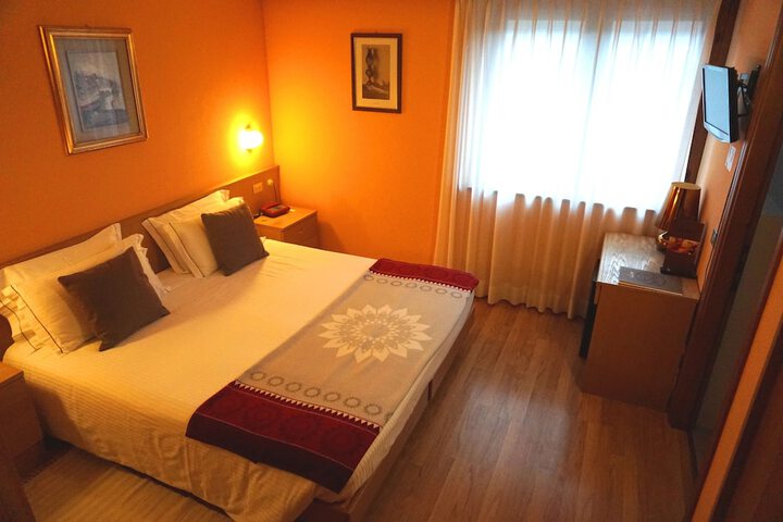 Room 5 of 186