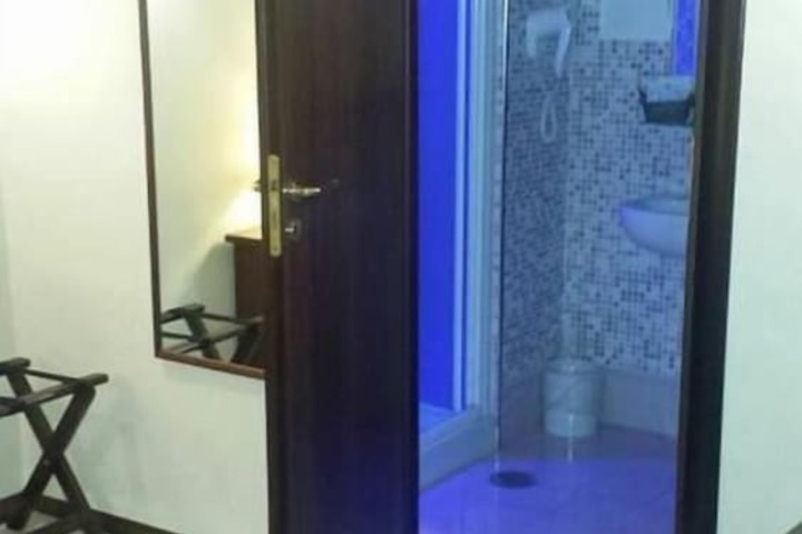 Room 17 of 27