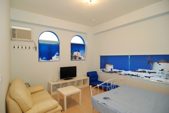 Room 4 of 8