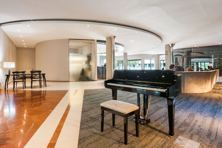 Entrance & Lobby