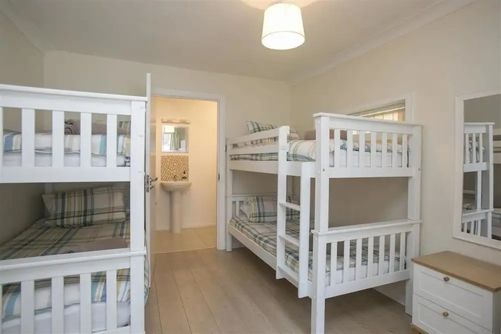 Room 4 of 11