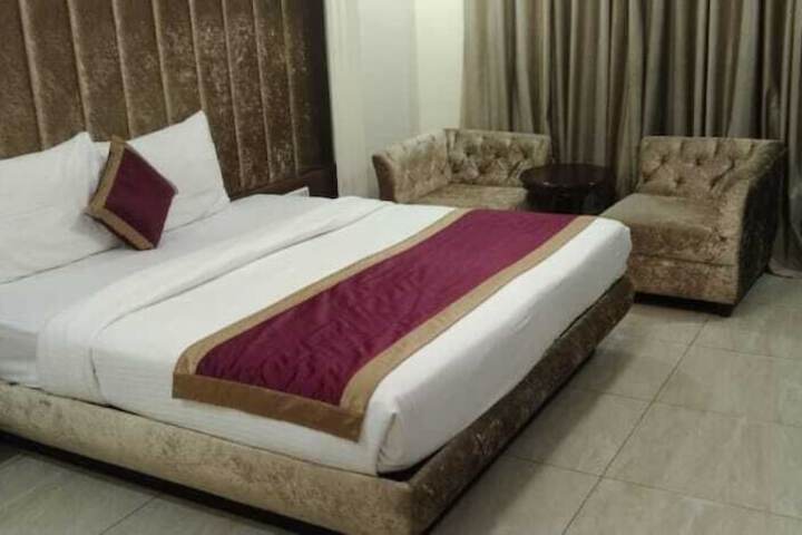 Room 5 of 12