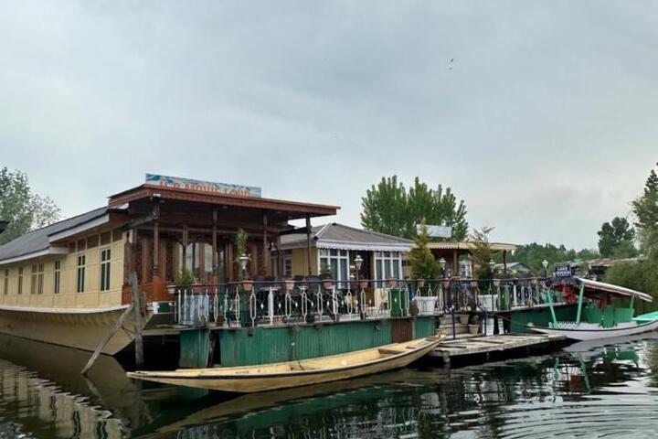 Movie land group of house boats