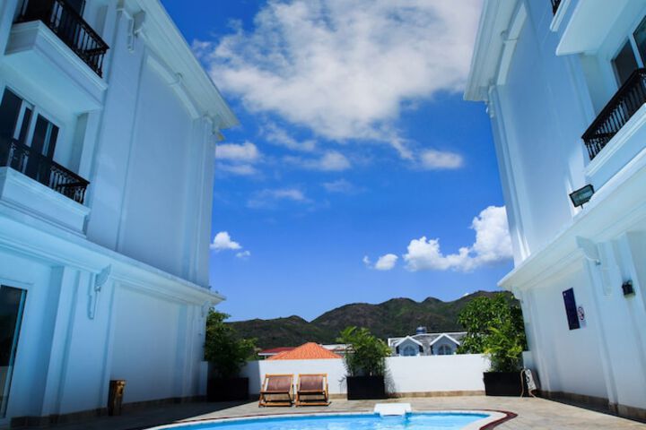 Hotel with Pool