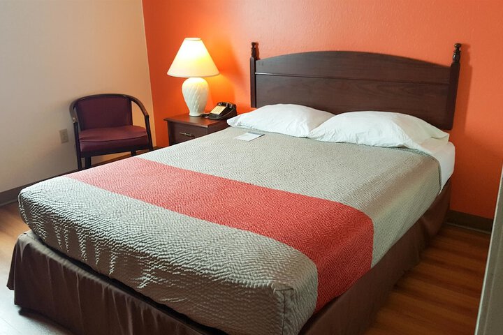 1 Queen Bed (2 of 12)