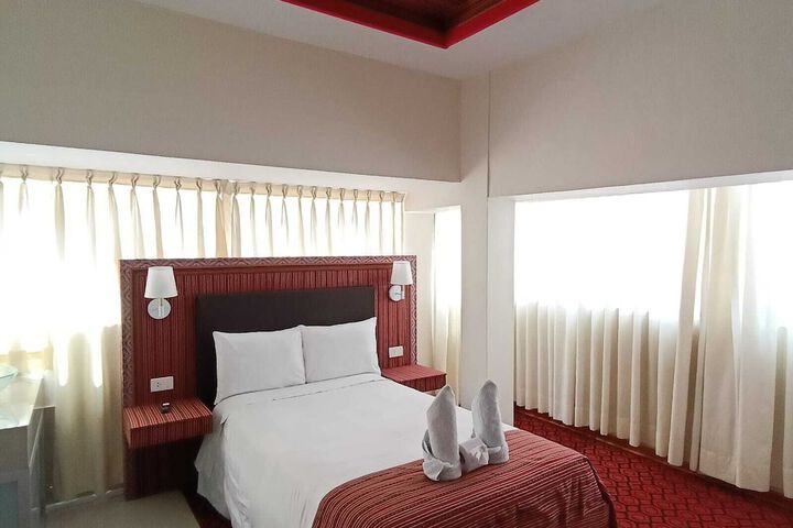 Room 6 of 8