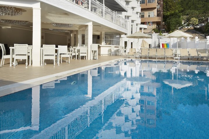 Hotel with Pool