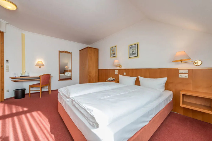 Room 4 of 12