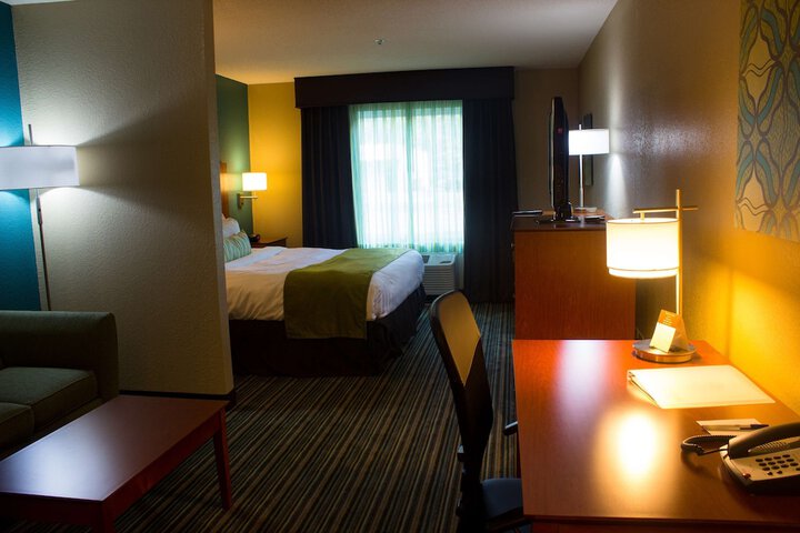 1 King Bed Microwave, Refrigerator High Speed Internet Accessible Full Breakfast (9 of 26)