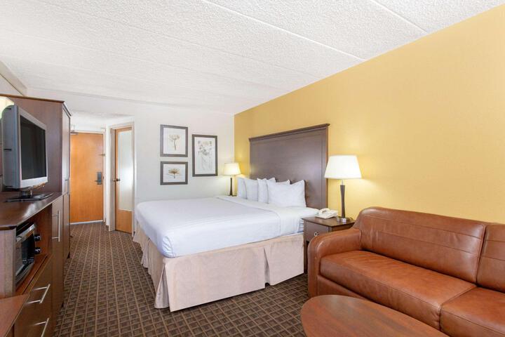 1 King Bed (4 of 10)