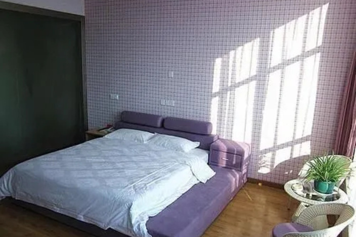 Room 4 of 9