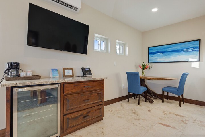 Lounge 104 of 179