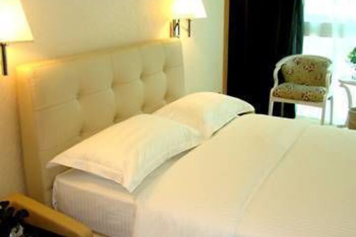 Room 4 of 7