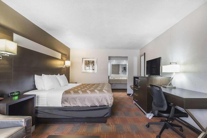 1 King Bed Accessible (5 of 16)