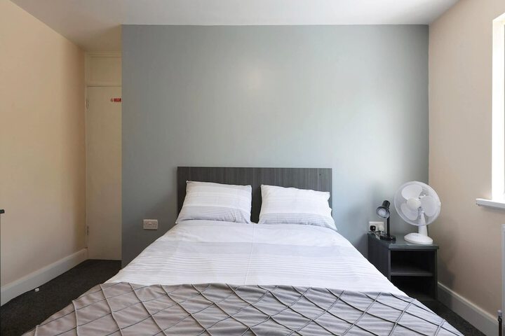 Room 2 of 10