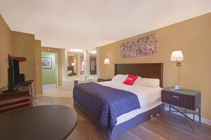 1 King Bed (3 of 12)