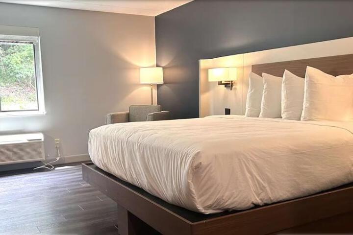 1 King Bed (1 of 6)