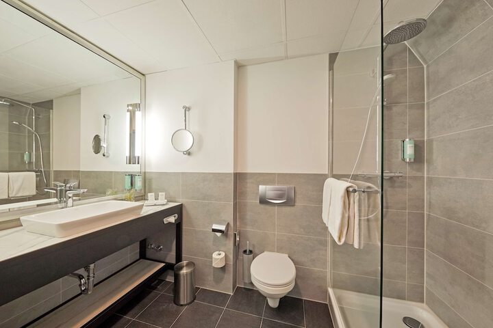 Room 42 of 196