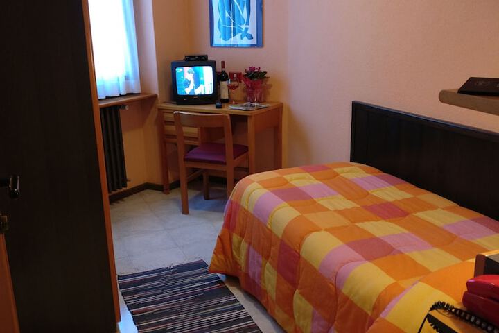Room 8 of 33