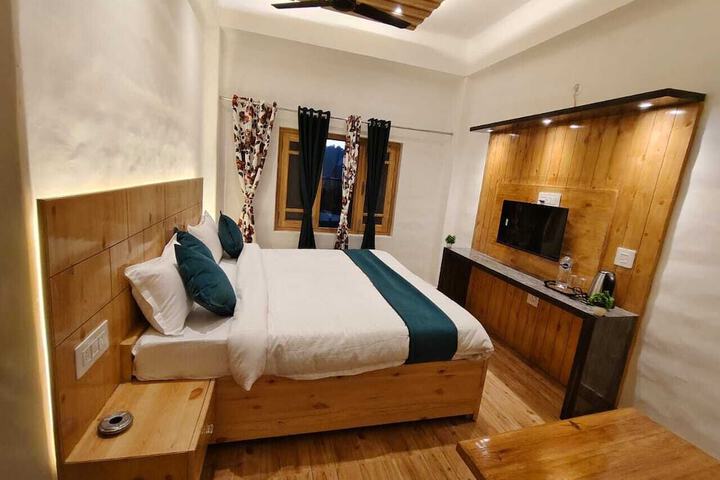 Room 4 of 9