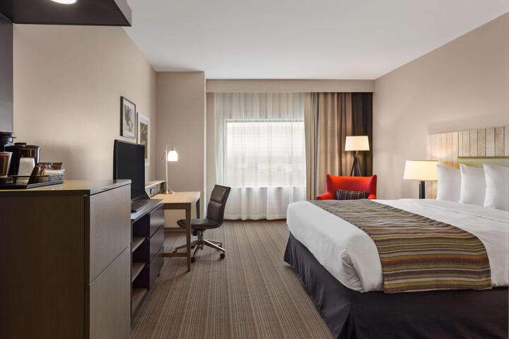 1 King Bed (6 of 7)