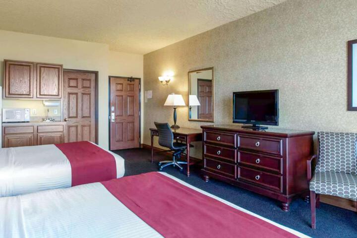 2 Queen Beds (7 of 8)
