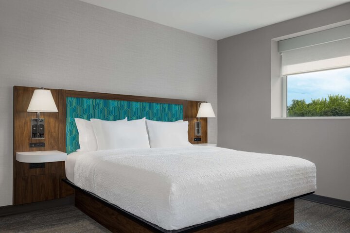 1 King Bed Room Accessible with Tub (3 of 18)