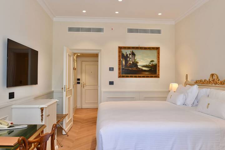 Room 33 of 114