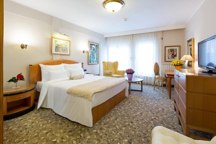 Room 32 of 63