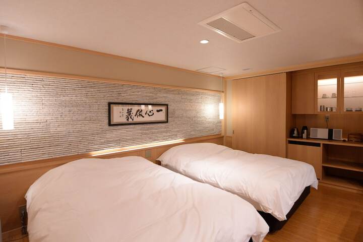 Room 6 of 112