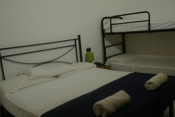 Room 10 of 28